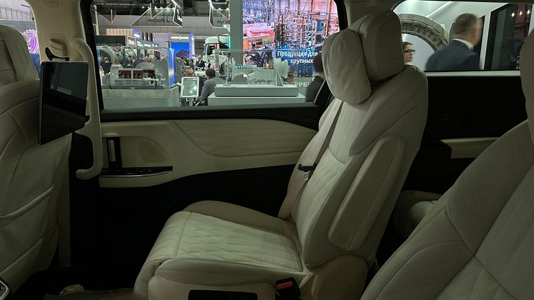 Аналог Toyota Alphard российской сборки с 2,0-литровым мотором и 8-ступенчатым «автоматом» показали в Екатеринбурге: в топовой версии Sollers SP7 четыре места и богатое оснащение